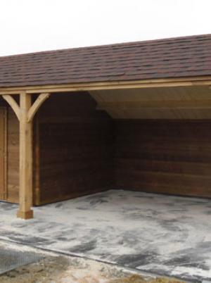 Blokhut met houten carport